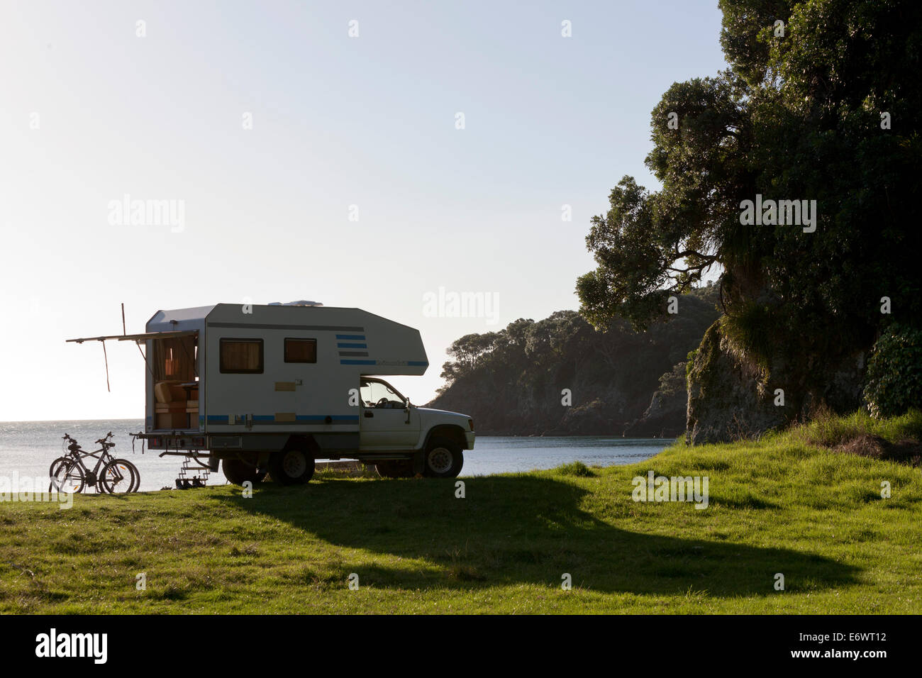 Camping-car 4X4 garé sur la plage, petit terrain de camping, East Cape, Île du Nord, Nouvelle-Zélande Banque D'Images