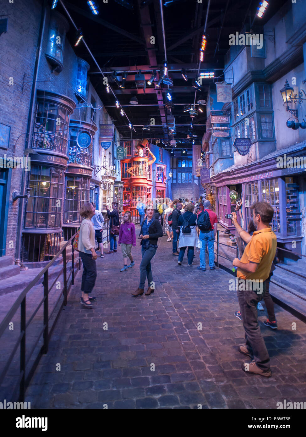 Warner Bros Studio Tour London - The Making of Harry Potter préserve et met en valeur l'emblématique accessoires. Banque D'Images