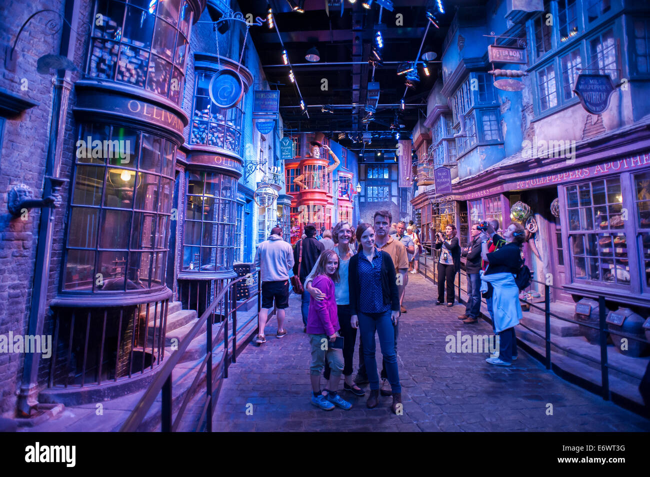 Warner Bros Studio Tour London - The Making of Harry Potter préserve et met en valeur l'emblématique accessoires. Banque D'Images