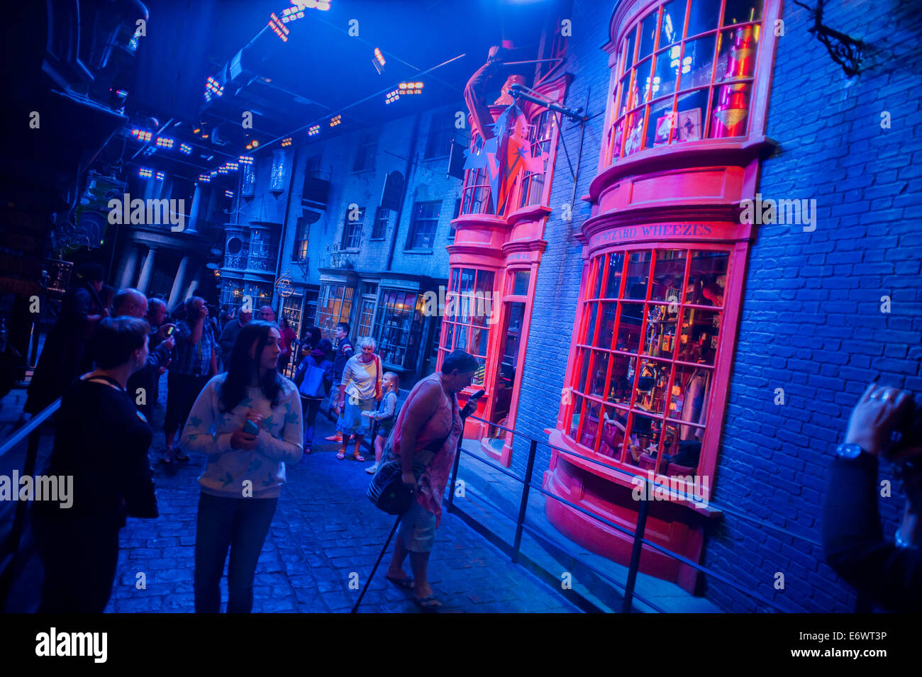 Warner Bros Studio Tour London - The Making of Harry Potter préserve et met en valeur l'emblématique accessoires. Banque D'Images