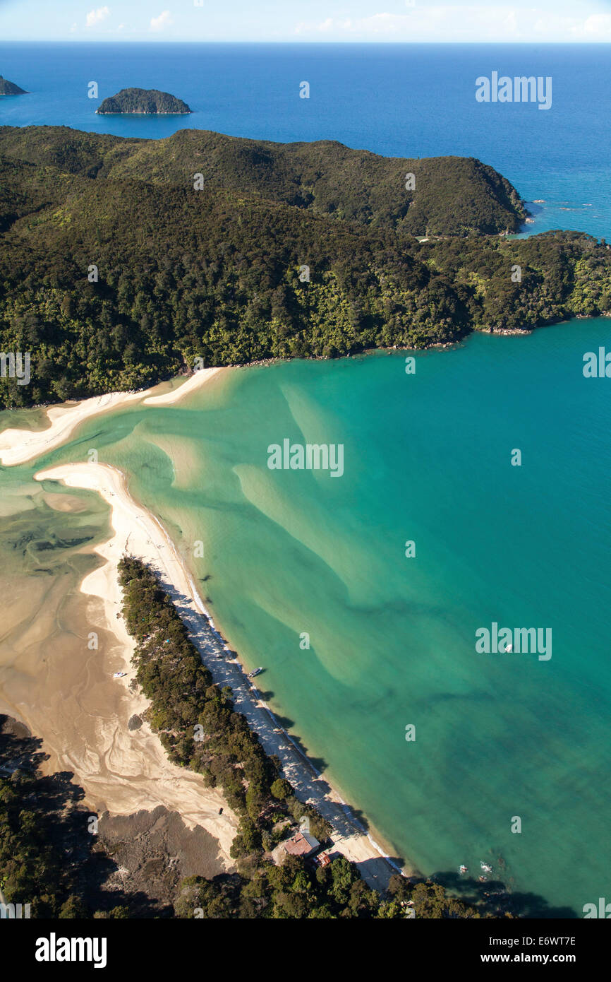 Vue aérienne de l'entrée d'Awaroa, couleur turquoise de la mer, parc national Abel Tasman, district de Tasmanie, l'île du Sud, nouveau zèle Banque D'Images