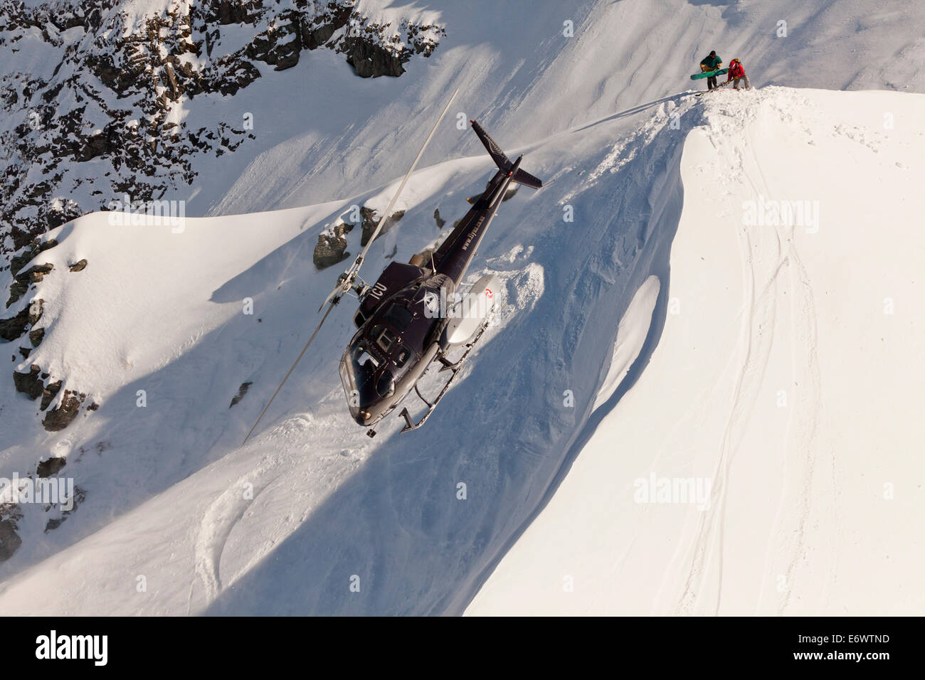 L'atterrissage de l'hélicoptère avec les sportifs d'hiver, skieurs et snowboardeurs, île du Sud, Nouvelle-Zélande Banque D'Images