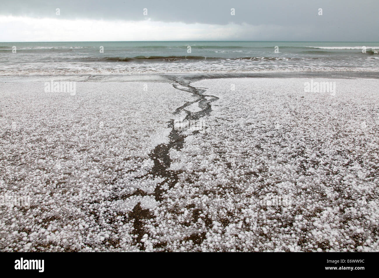 Les grêlons sur la plage après une tempête, Marfells Beach, South Island, New Zealand Banque D'Images