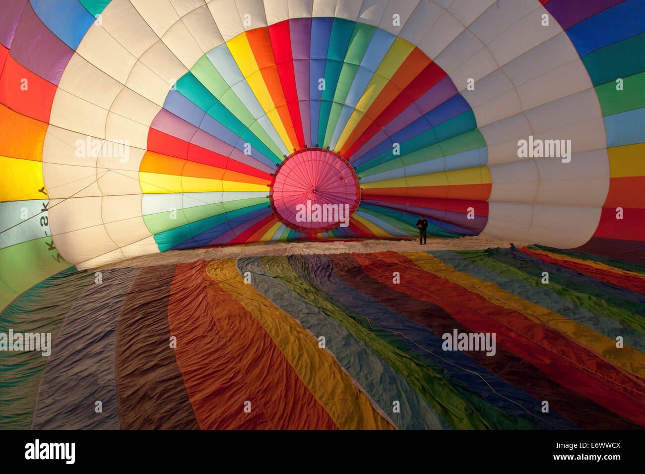Montgolfière aux couleurs vives de l'intérieur, sur le point d'être rempli d'air avant le décollage, le sport Banque D'Images
