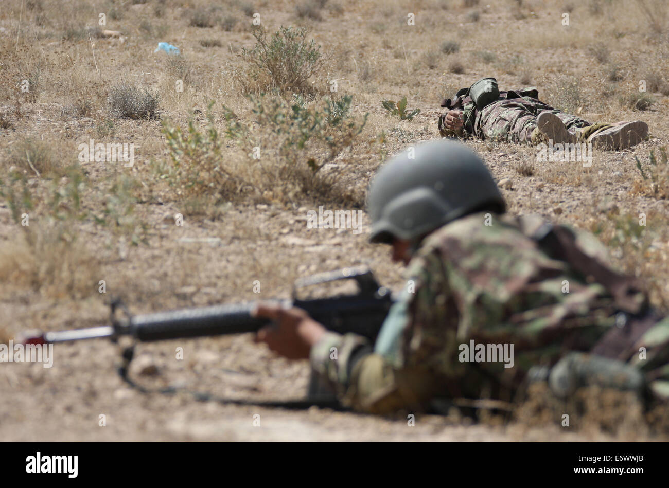 Kaboul, Afghanistan. 06Th Nov, 2014. Un soldat de l'Armée nationale afghane (up) joue un mort lors d'une formation militaire dans un camp militaire à Kaboul, Afghanistan, le 1 septembre 2014. Credit : Ahmad Massoud/Xinhua/Alamy Live News Banque D'Images