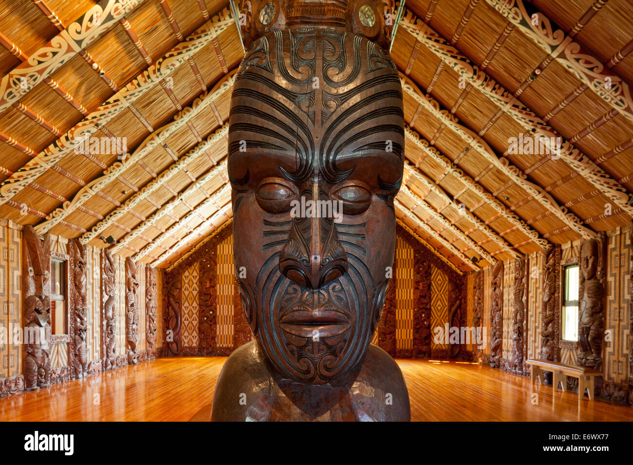 Maison de réunion traditionnelle Maori à Waitangi, maison de réunion sculpté représentant toutes les tribus, la culture maorie, Te Whare Runanga, Nort Banque D'Images