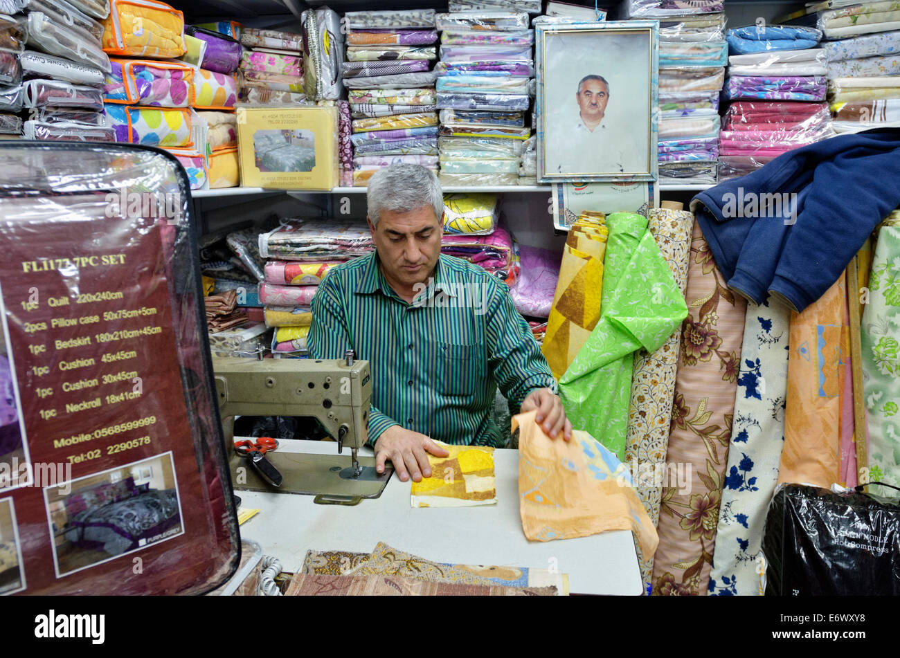 Homme coud dans bazar arabe dans la vieille ville, Jérusalem, Israël Banque D'Images