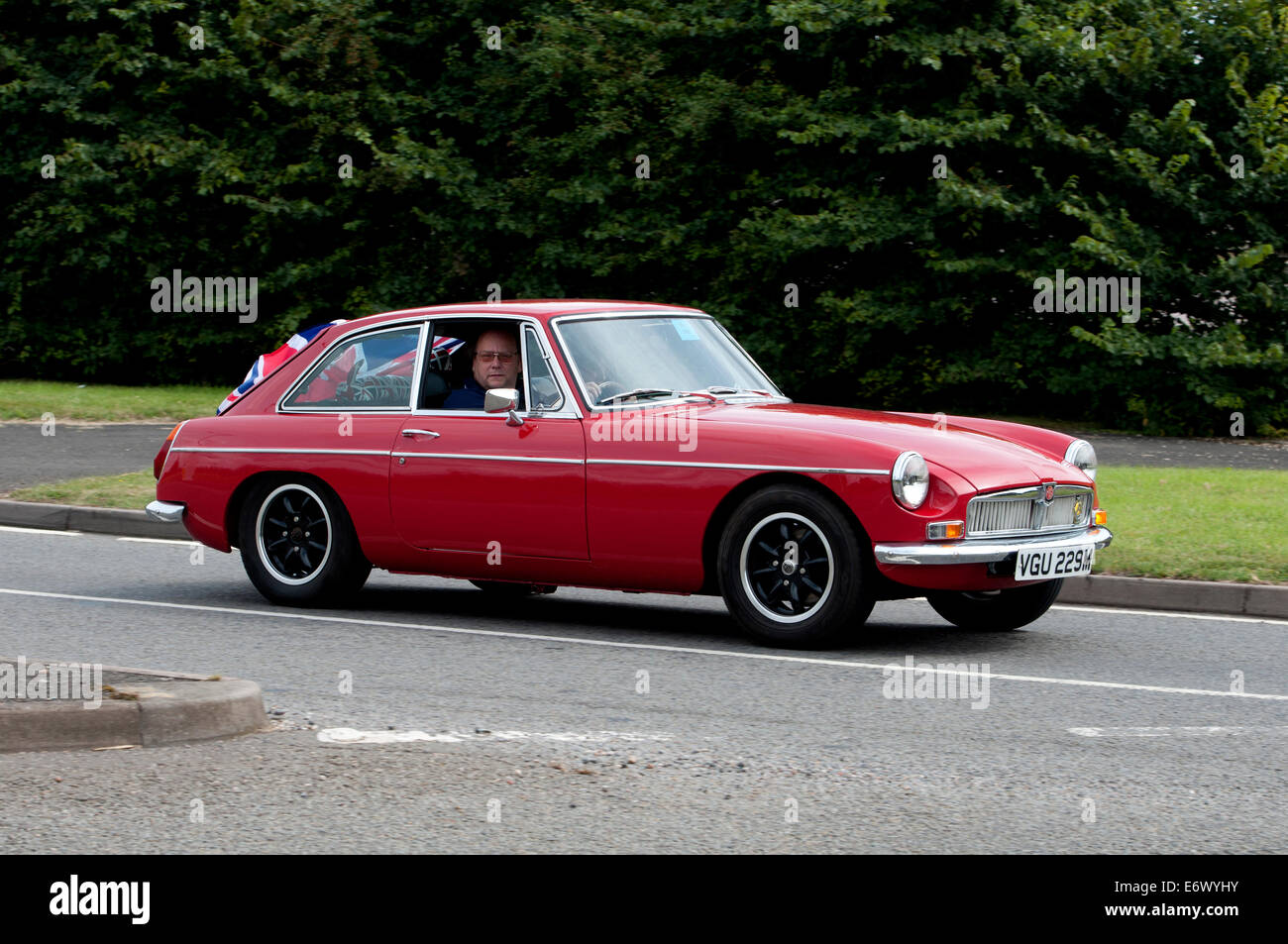 MGB GT voiture sur la Fosse Way road, Warwickshire, UK Banque D'Images