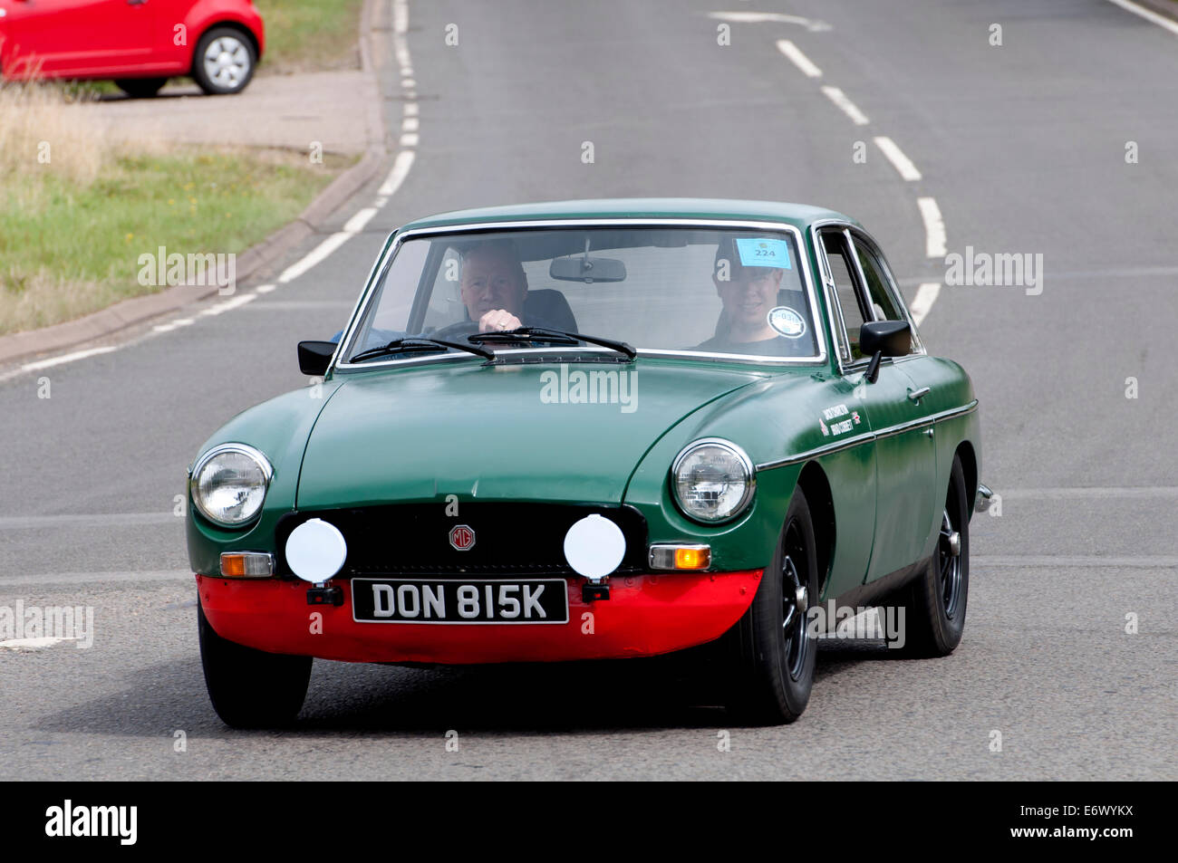 MGB GT voiture sur la Fosse Way road, Warwickshire, UK Banque D'Images