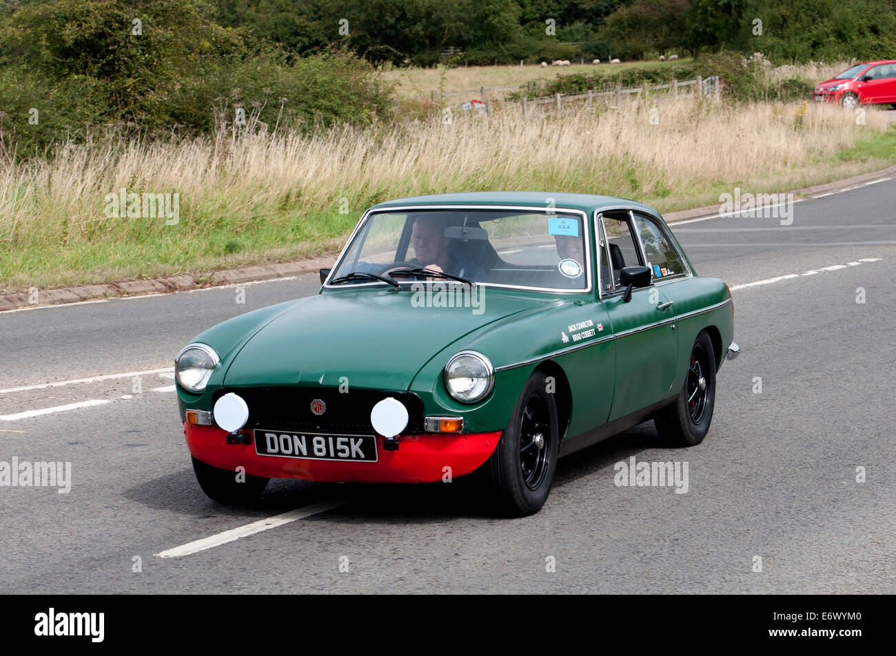 MGB GT voiture sur la Fosse Way road, Warwickshire, UK Banque D'Images
