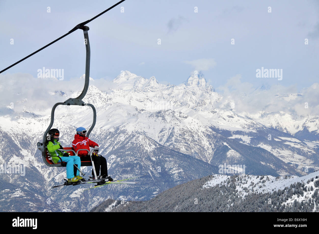 Deux personnes dans un ascenseur de ski, station de ski de Pila, Aoste avec Cervin, vallée d'aoste, Italie Banque D'Images