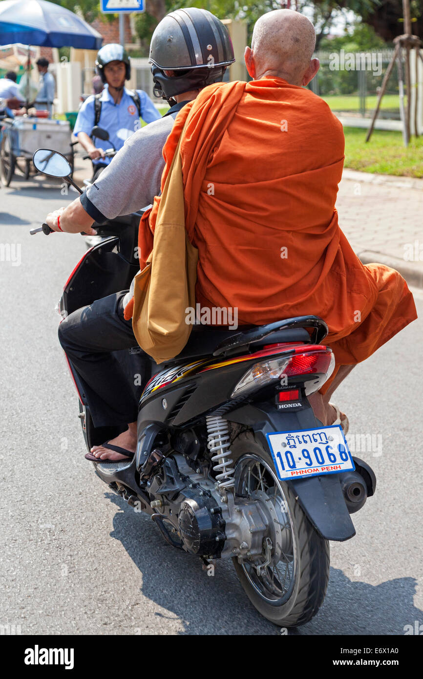 Monk sur une moto, Phnom Penh, Cambodge Photo Stock - Alamy