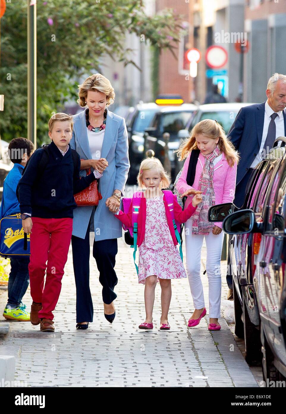 Bruxelles, Belgique. 06Th Nov, 2014. La Reine Mathilde et ses enfants (L-R), le Prince Gabriel, La Princesse Eleonore et la Princesse Elisabeth arrivent pour leur premier jour à l'école dans l'-Sint-Jan Berchmanscollege à Bruxelles, Belgique, 01 septembre 2014. Pre/Albert Philip van der Werf/ - PAS DE SERVICE DE FIL - Crédit : dpa/Alamy Live News Banque D'Images