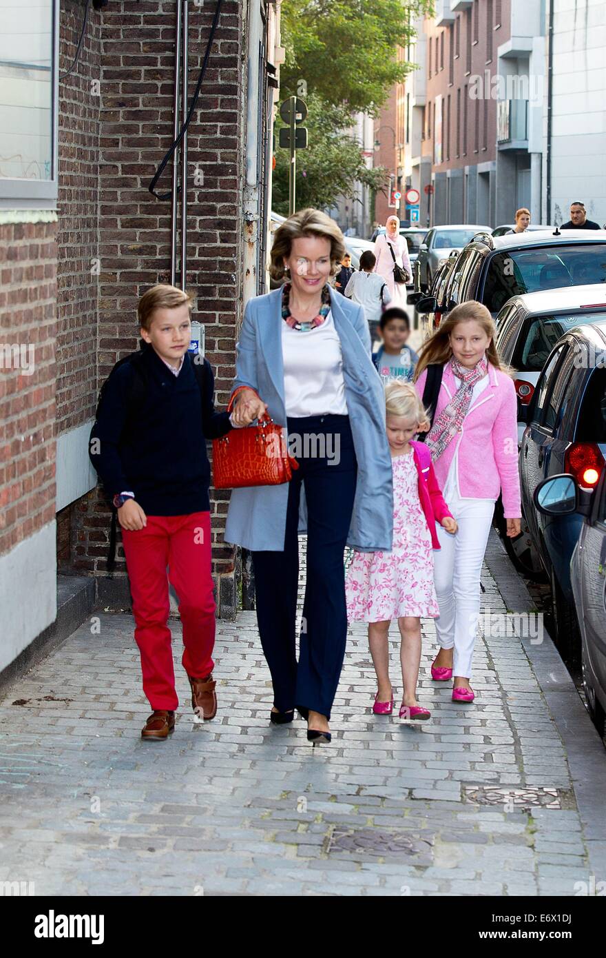 Bruxelles, Belgique. 06Th Nov, 2014. La Reine Mathilde et ses enfants (L-R), le Prince Gabriel, La Princesse Eleonore et la Princesse Elisabeth arrivent pour leur premier jour à l'école dans l'-Sint-Jan Berchmanscollege à Bruxelles, Belgique, 01 septembre 2014. Pre/Albert Philip van der Werf/ - PAS DE SERVICE DE FIL - Crédit : dpa/Alamy Live News Banque D'Images