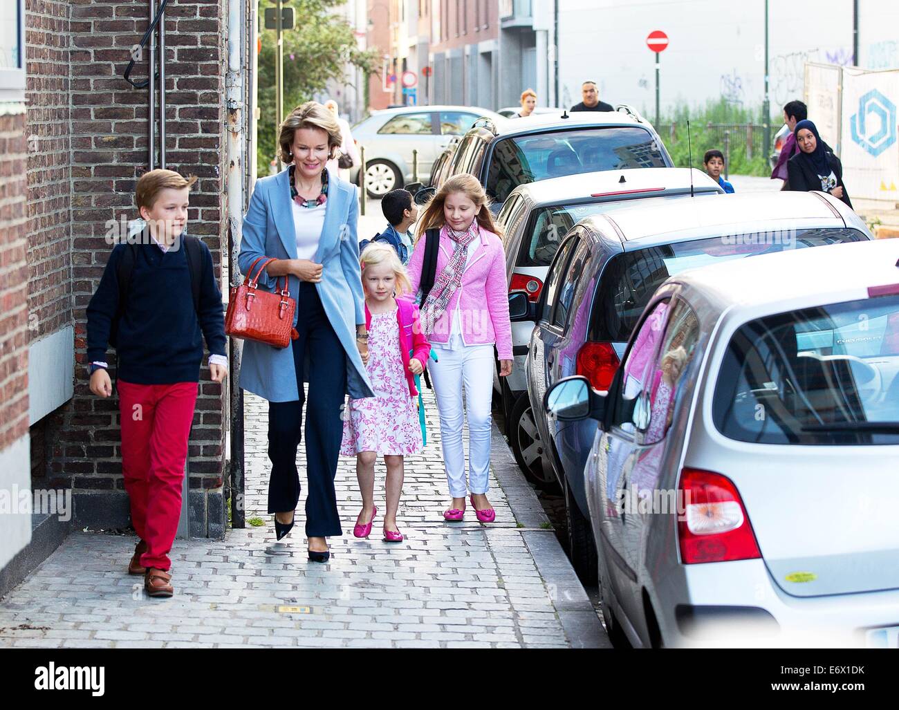Bruxelles, Belgique. 06Th Nov, 2014. La Reine Mathilde et ses enfants (L-R), le Prince Gabriel, La Princesse Eleonore et la Princesse Elisabeth arrivent pour leur premier jour à l'école dans l'-Sint-Jan Berchmanscollege à Bruxelles, Belgique, 01 septembre 2014. Pre/Albert Philip van der Werf/ - PAS DE SERVICE DE FIL - Crédit : dpa/Alamy Live News Banque D'Images