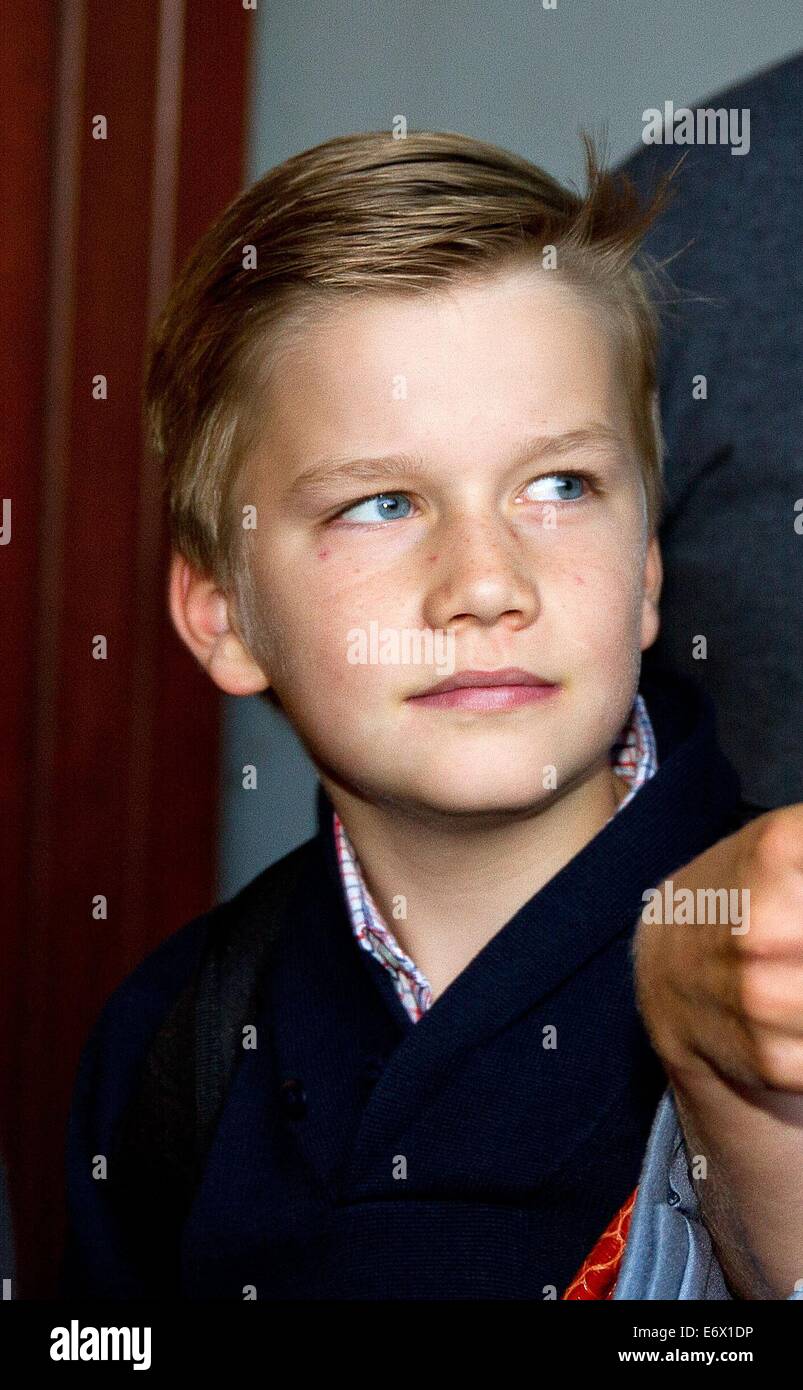 Bruxelles, Belgique. 06Th Nov, 2014. Le Prince Gabriel arrive pour son premier jour à l'école dans l'-Sint-Jan Berchmanscollege à Bruxelles, Belgique, 01 septembre 2014. Pre/Albert Philip van der Werf/ - PAS DE SERVICE DE FIL - Crédit : dpa/Alamy Live News Banque D'Images