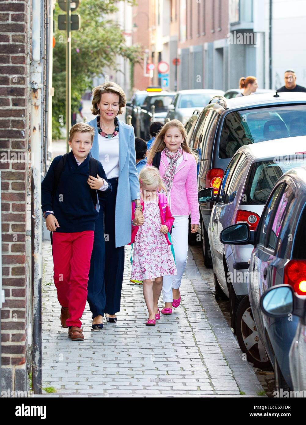 Bruxelles, Belgique. 06Th Nov, 2014. La Reine Mathilde et ses enfants (L-R), le Prince Gabriel, La Princesse Eleonore et la Princesse Elisabeth arrivent pour leur premier jour à l'école dans l'-Sint-Jan Berchmanscollege à Bruxelles, Belgique, 01 septembre 2014. Pre/Albert Philip van der Werf/ - PAS DE SERVICE DE FIL - Crédit : dpa/Alamy Live News Banque D'Images