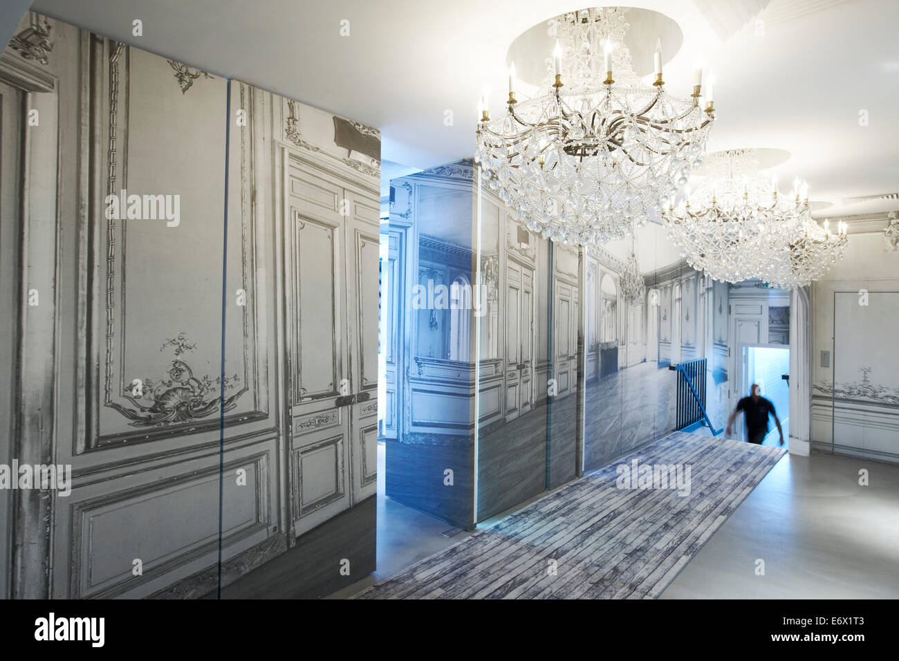Couloir avec lustre à l'Hotel La Maison Champs-Elysees, conçu par Martin Margiela, Paris, France Banque D'Images
