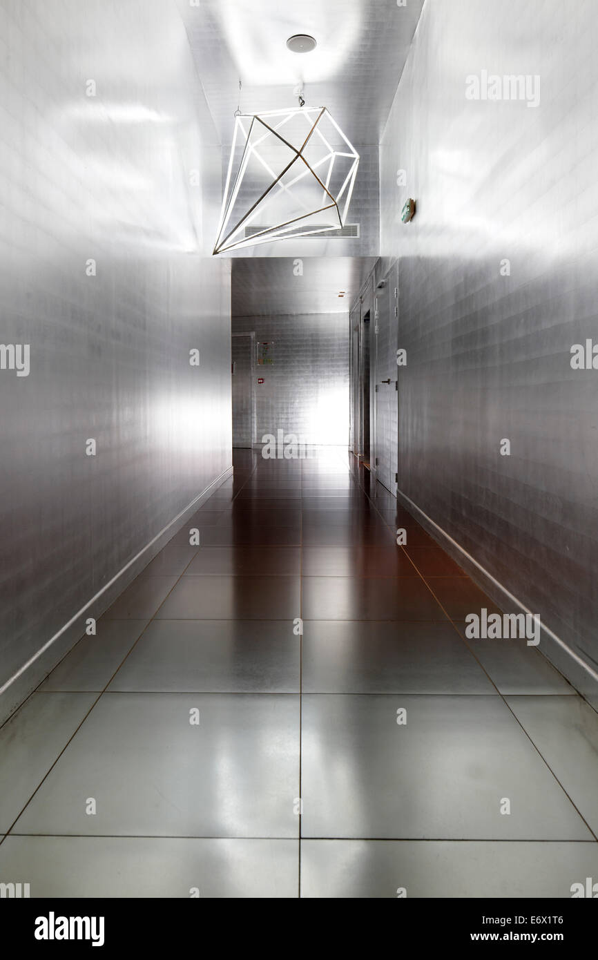 Couloir avec des murs couverts d'argent dans l'aluminium, l'Hôtel La Maison Champs Elysées, conçu par Martin Margiela, Paris, France Banque D'Images