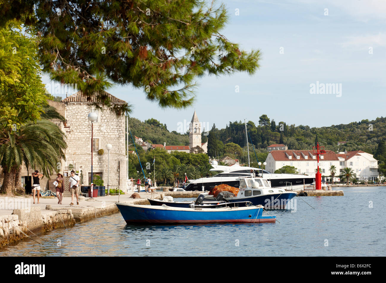 Bateaux le long du quai de l'île de Sipan Sipanska Luka, les îles Élaphites, au nord-ouest de Dubrovnik, Croatie Banque D'Images