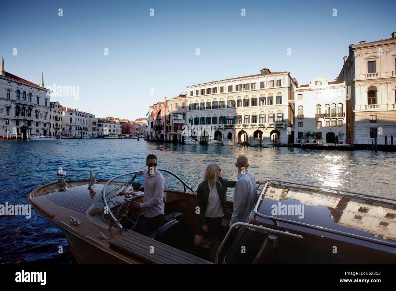 En bateau-taxi sur le Grand Canal avec les clients de l'hôtel Palazzina Grassi, design Philippe Starck, Sestriere San Marco 3247, Venise Banque D'Images