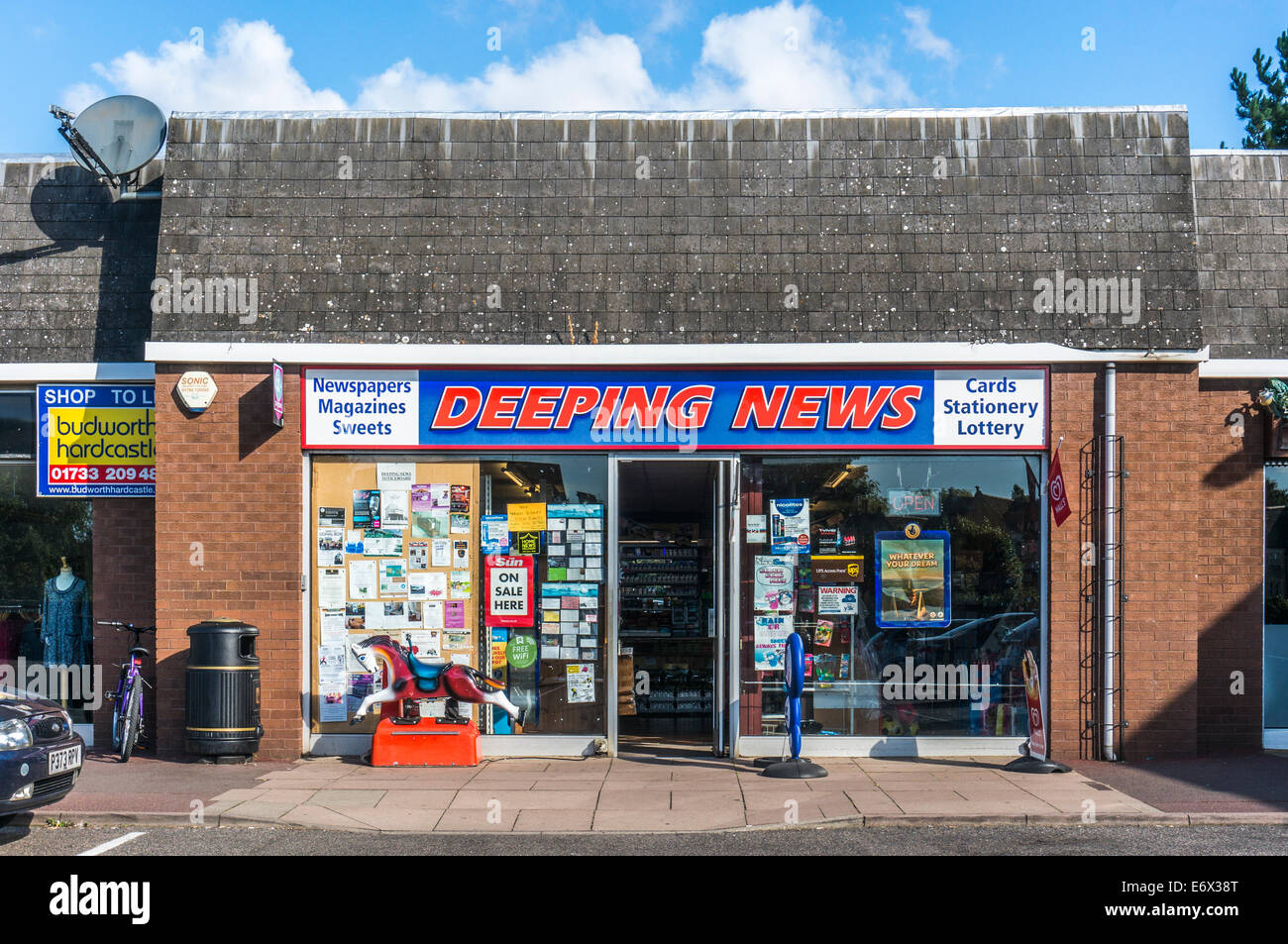 Deeping News (marchand de) Marché Deeping, près de Peterborough, Cambridgeshire, Angleterre, Royaume-Uni. Banque D'Images