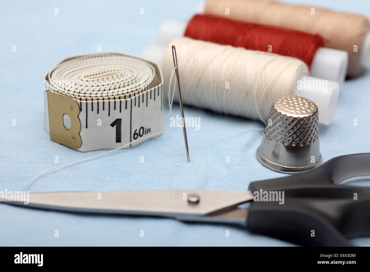 Série de couture. Ruban de mesure, dé, ciseaux et tiroir avec aiguille de chemise. Libre. Banque D'Images