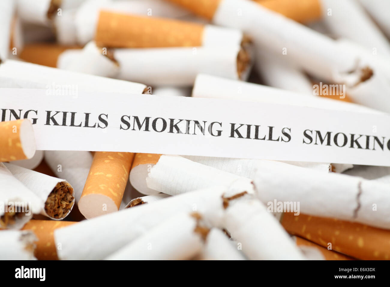 Arrêter de fumer ! Cigarettes cassées et message d'avertissement "fumer tue". Libre. Banque D'Images