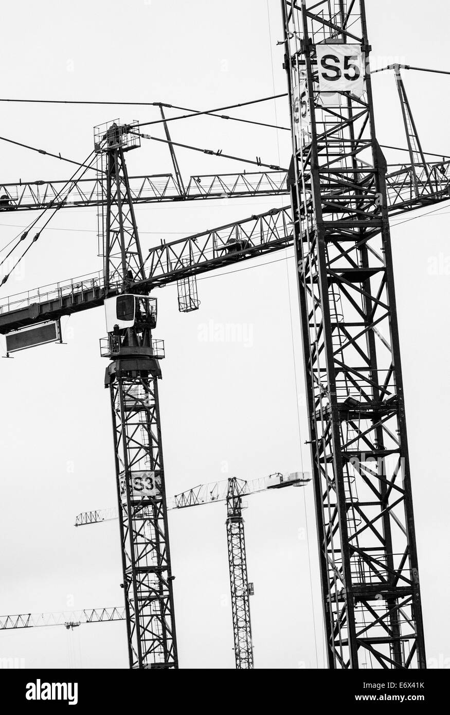 Grues de construction sur site de construction à Stockholm, Suède Banque D'Images