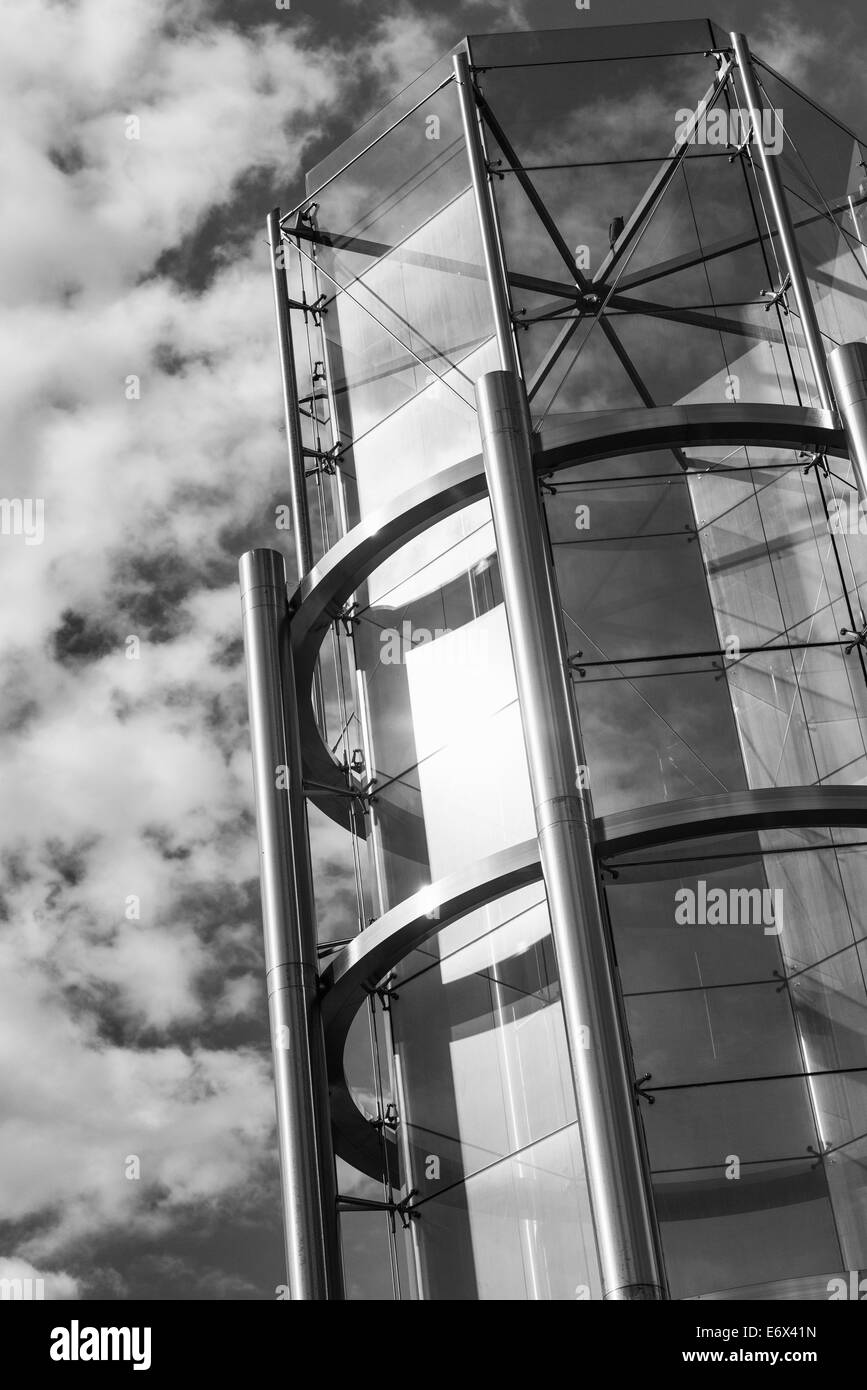 L'architecture moderne en verre et acier, l'arbre du ventilateur sur le dessus du tunnel autoroutier à Stockholm, en Suède. Banque D'Images