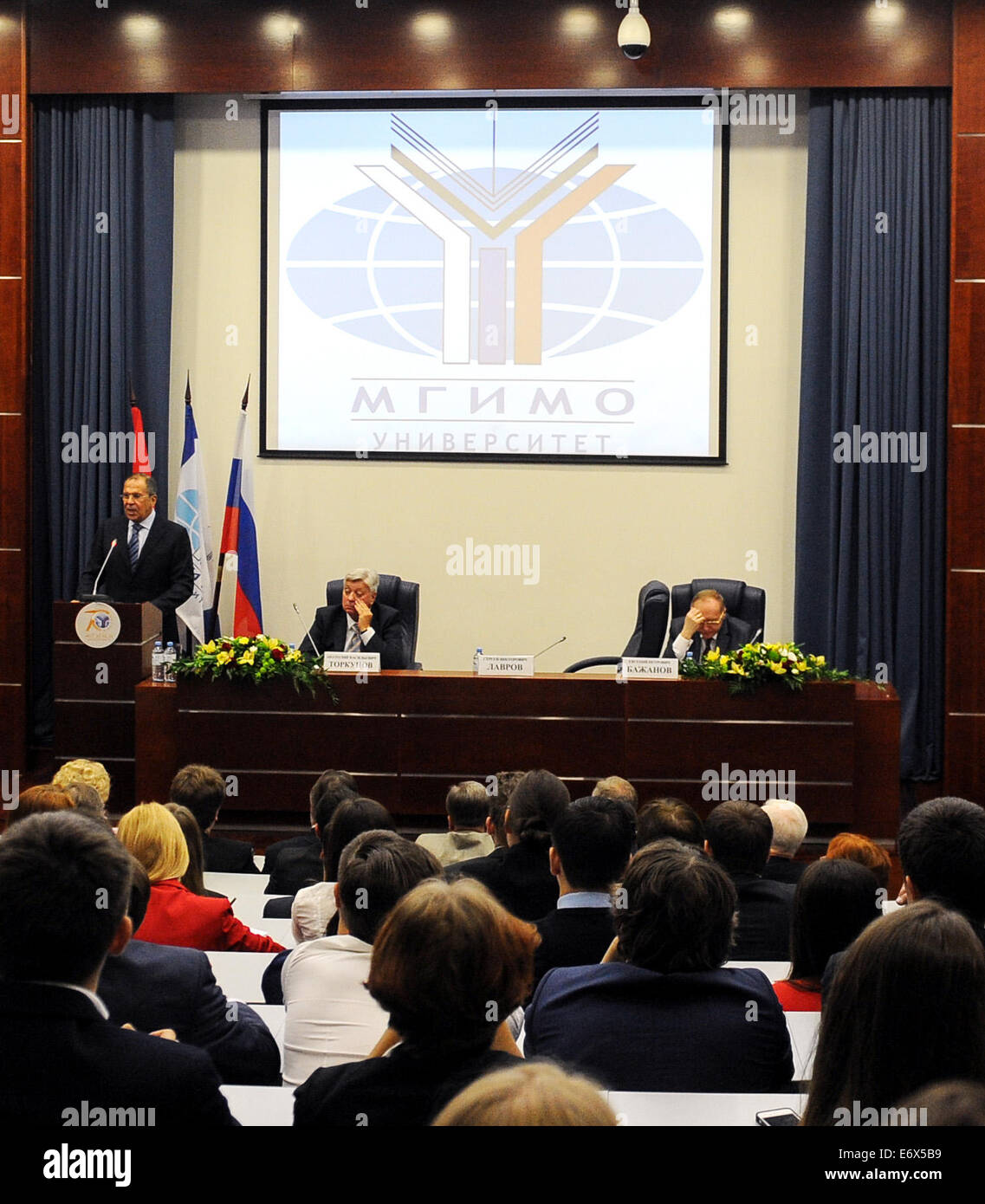 Moscou, Russie. 1er sept 2014. Le Ministre russe des affaires étrangères Sergei Lavrov (1re L) prononce un discours à Moscou, Russie, le 1 septembre 2014. Lavrov a déclaré que Moscou lundi ne sera pas interférer militairement dans le cadre de la crise de l'Ukraine, exhortant les États-Unis et l'Union européenne (UE) pour aider à arrêter de Kiev à l'aide d'armes lourdes. Source : Xinhua/Alamy Live News Banque D'Images