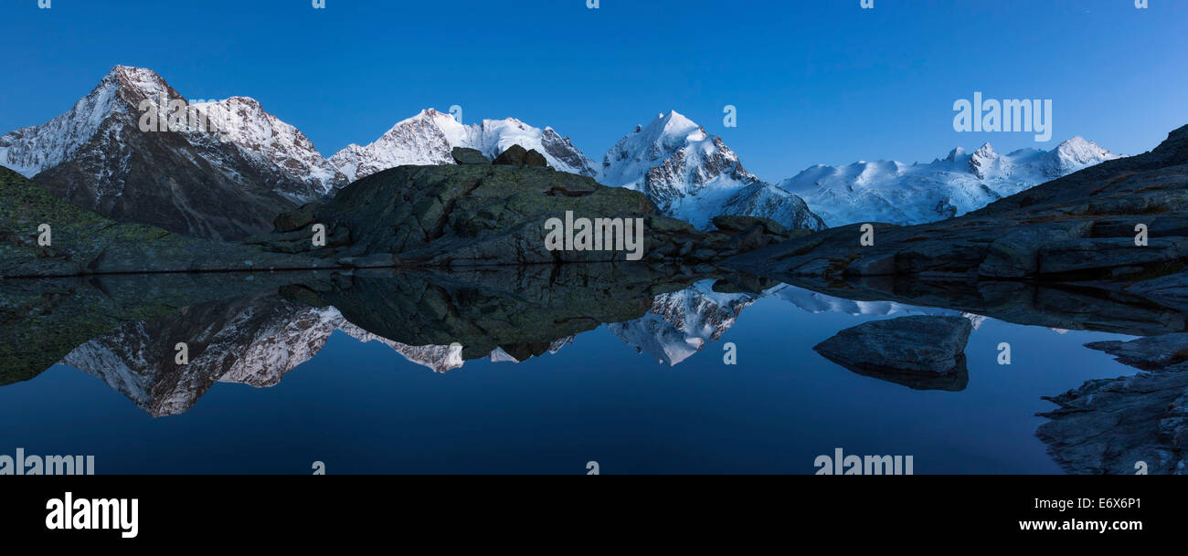 Parfait reflet de la Bernina de montagnes de Roseg un petit lac de montagne près de l'alpione hut Fuorcla Surlej dans le bleu Banque D'Images