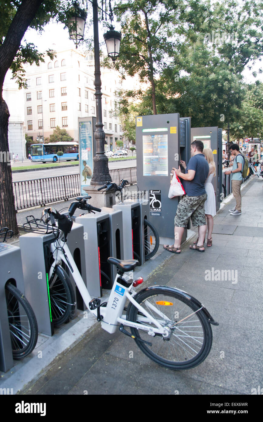 Système de partage de vélos publics Bicimad parking, Madrid Banque D'Images