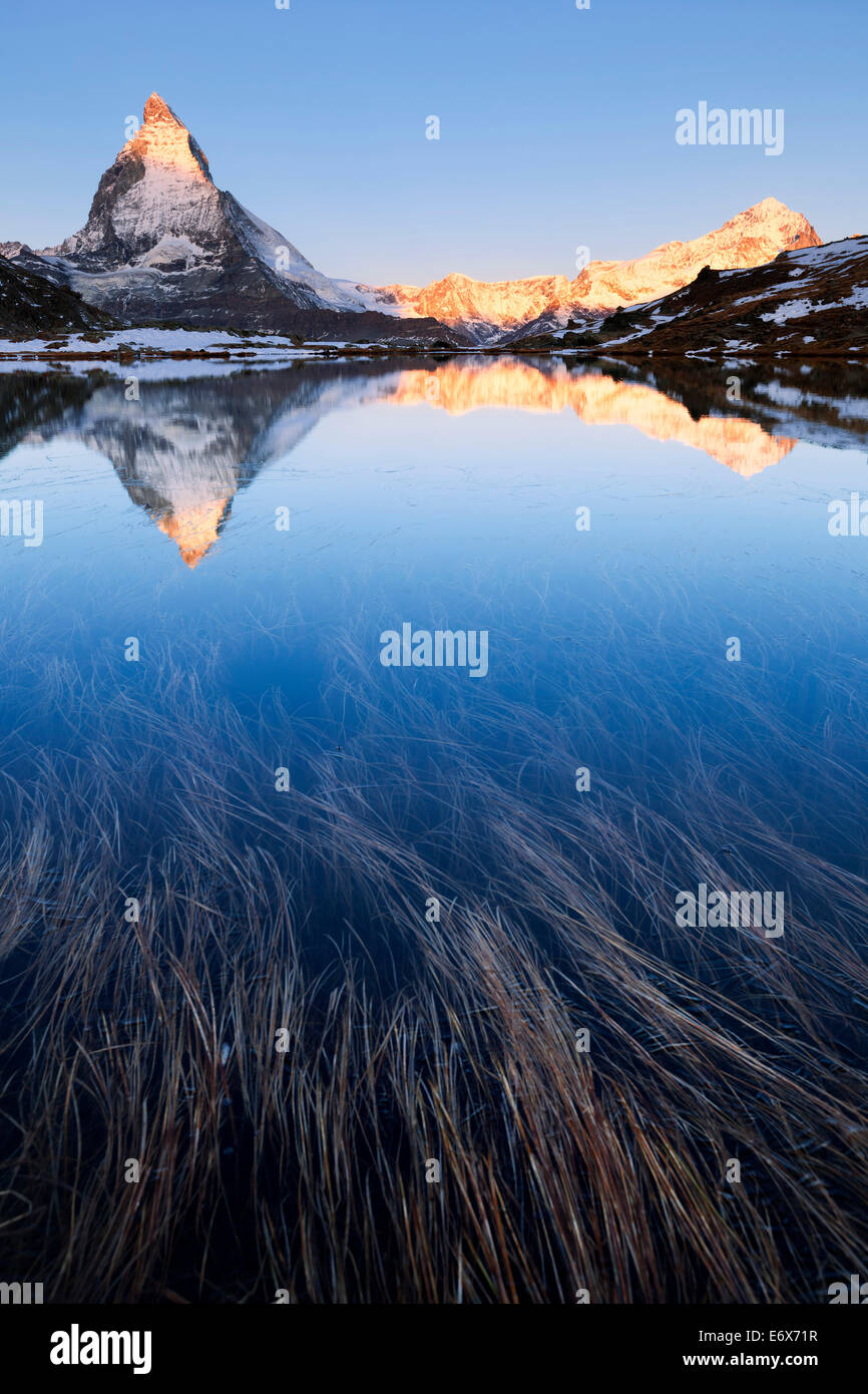 Soleil levant au-dessus du Cervin et son reflet dans le lac Riffel en automne, Zermatt, Valais, Suisse Banque D'Images