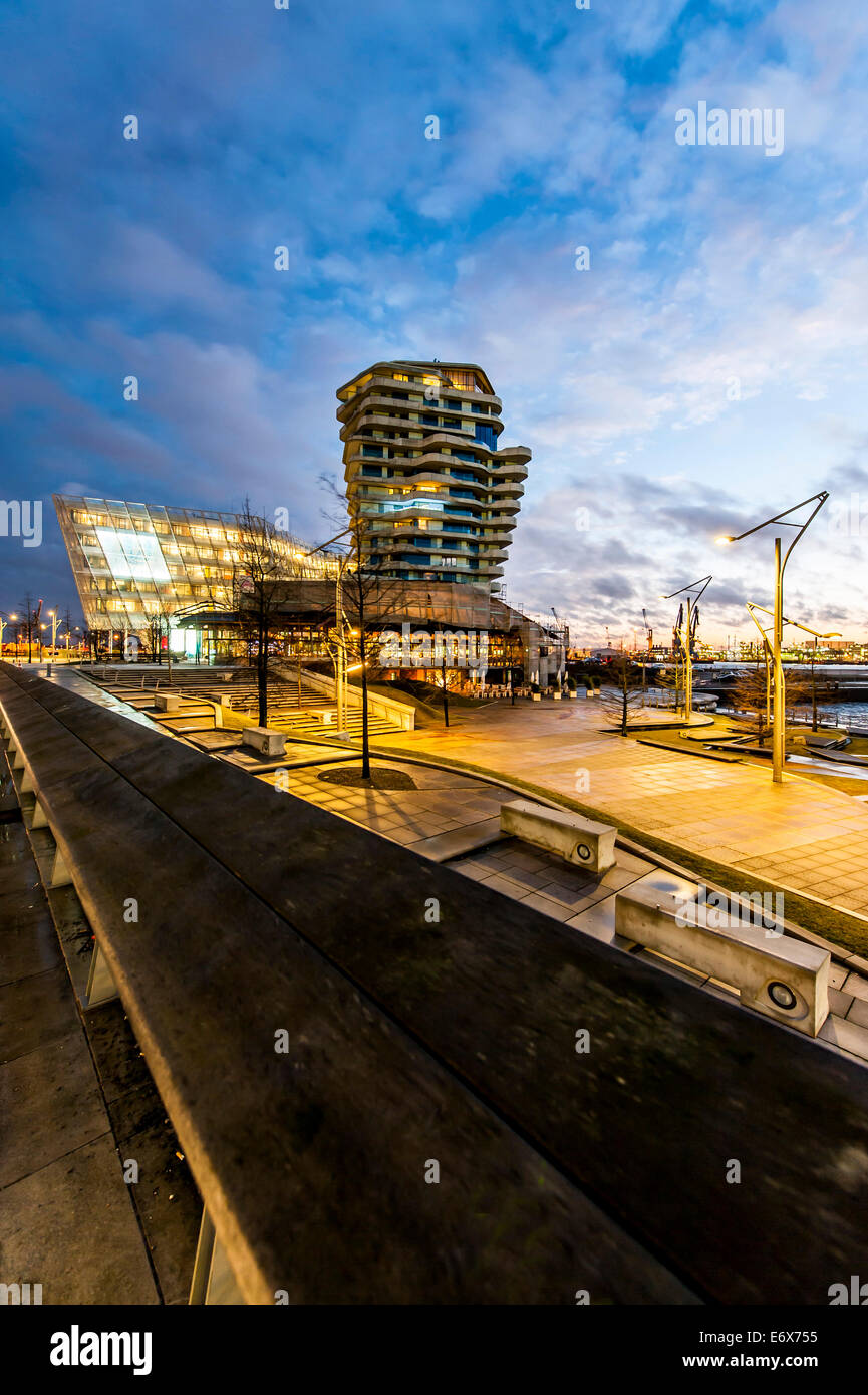 Twilight à terrasse-Marco-Polo Marco-Polo et clocher de Hafencity, Hambourg, Allemagne Banque D'Images