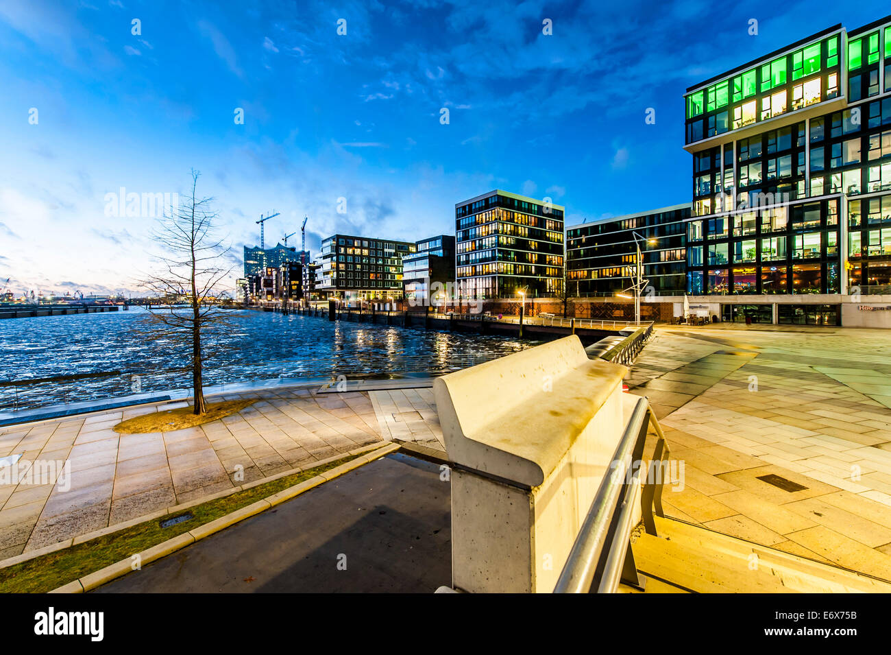 Twilight à terrasse-Marco-Polo de Hafencity, Hambourg, Allemagne Banque D'Images