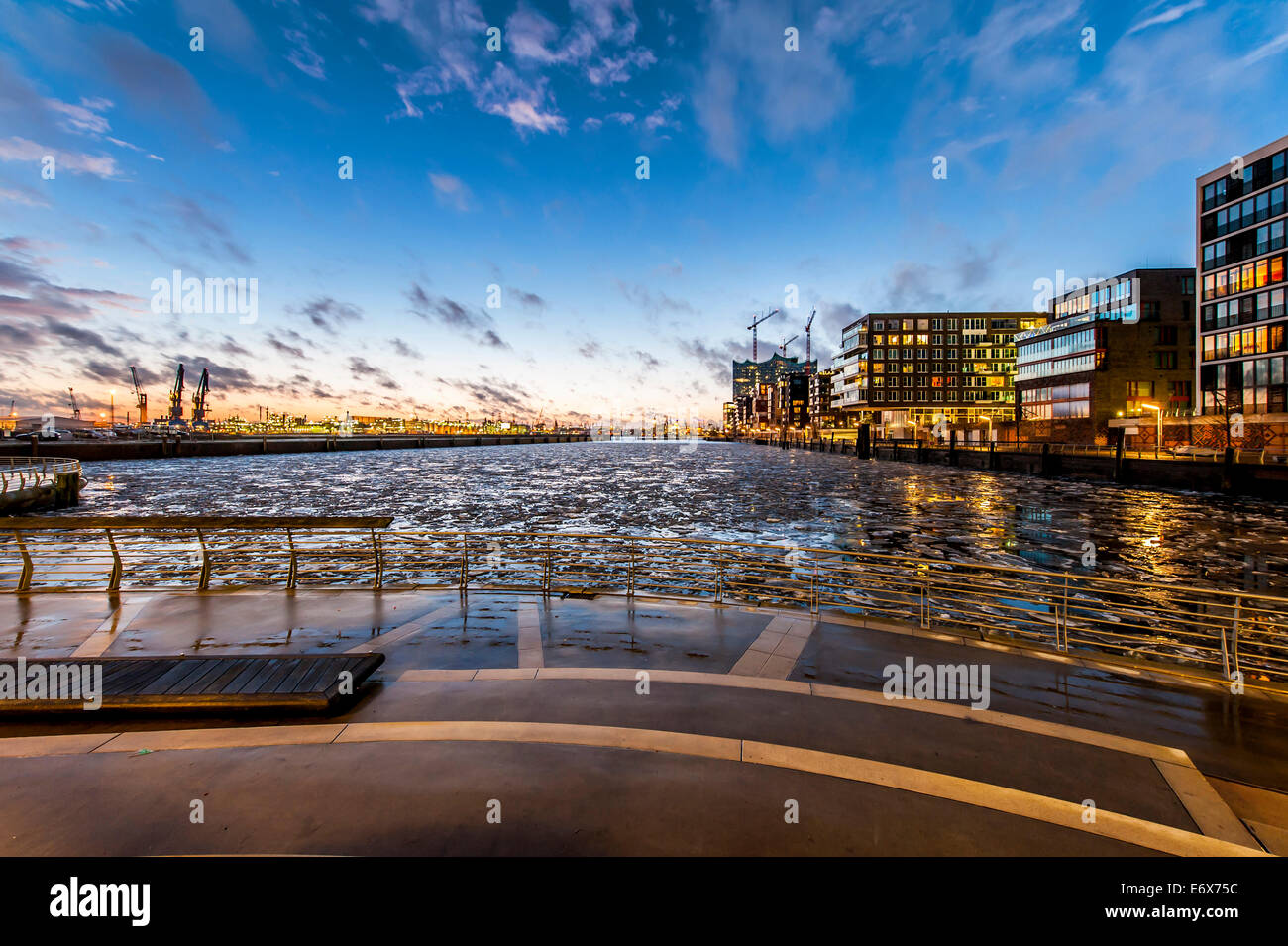 Twilight à terrasse-Marco-Polo de Hafencity, Hambourg, Allemagne Banque D'Images
