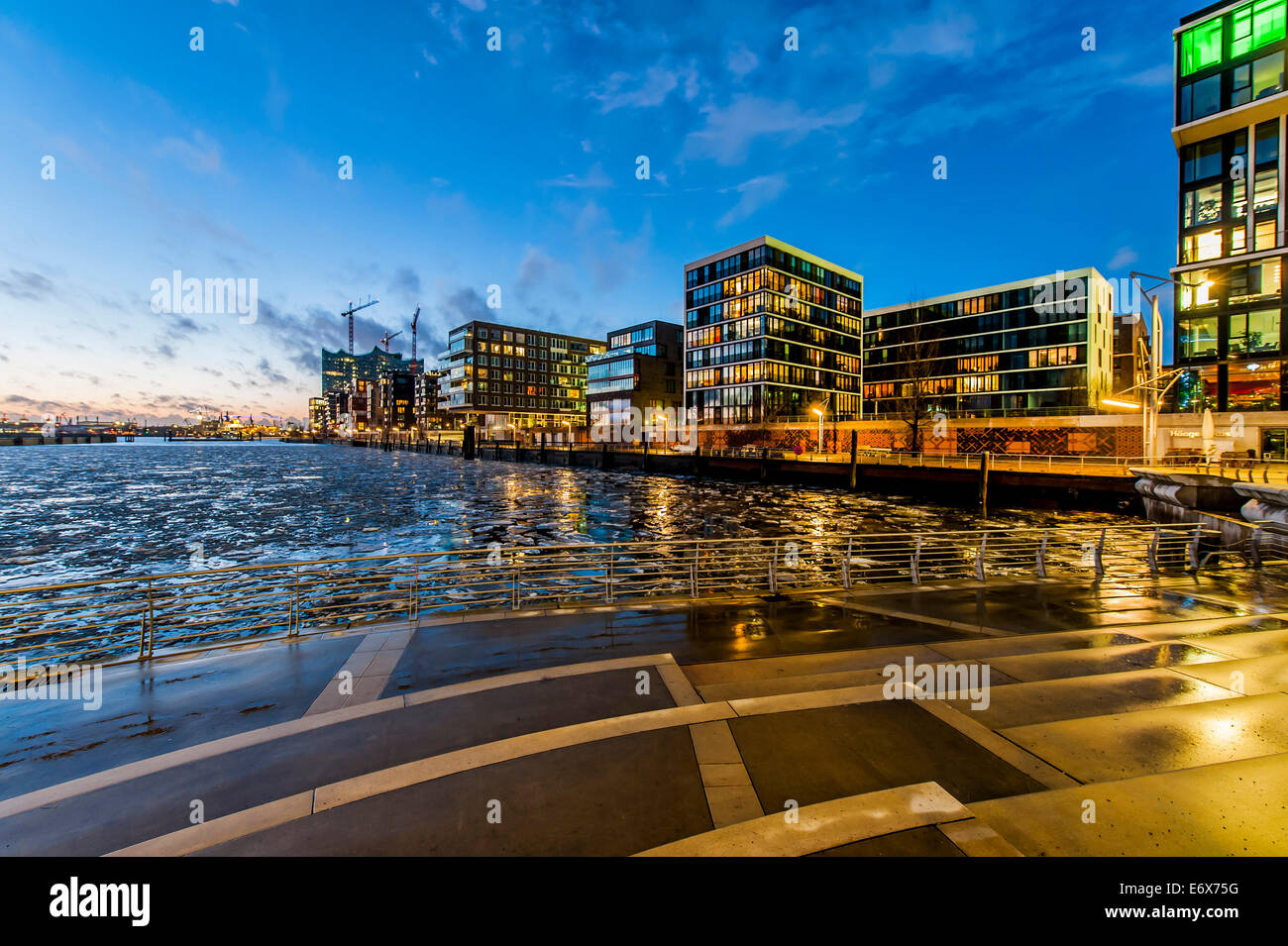 Twilight à terrasse-Marco-Polo de Hafencity, Hambourg, Allemagne Banque D'Images