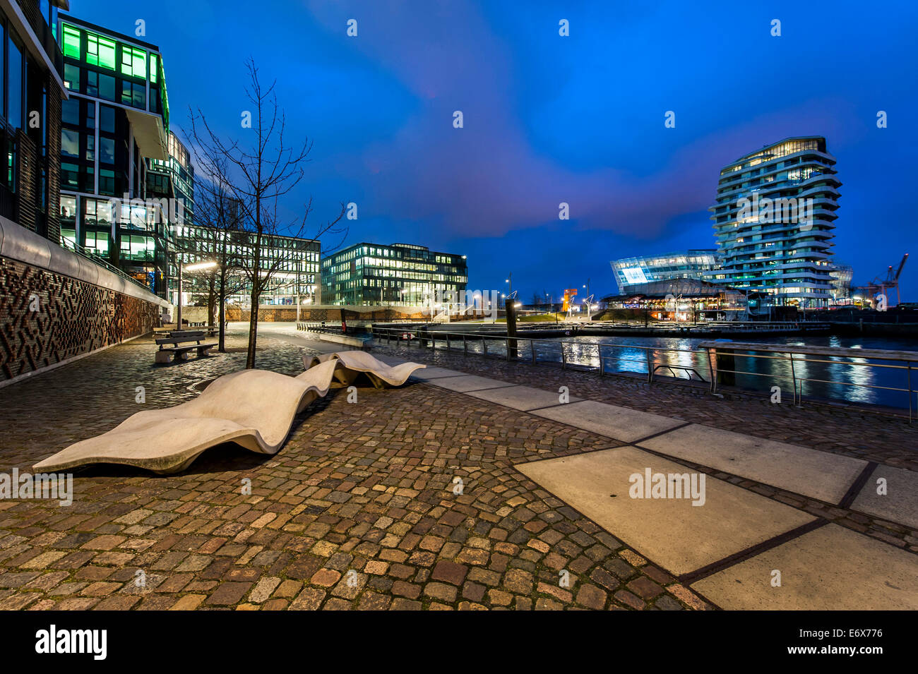 Twilight à terrasse-Marco-Polo Marco-Polo et clocher à Hafencity, Hambourg, Allemagne Banque D'Images