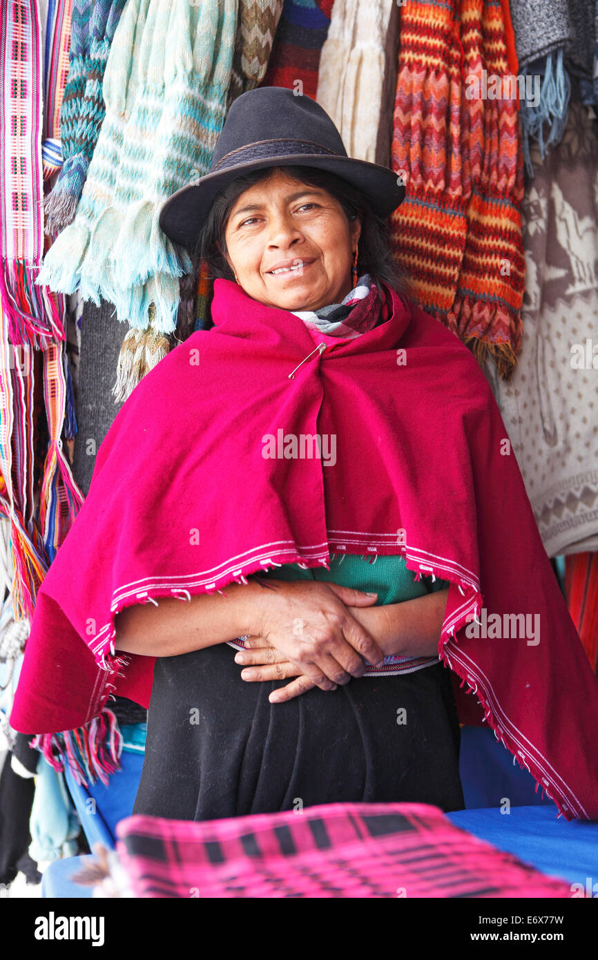 Femme indienne Salasaca, 47 ans, en costume traditionnel, avec des écharpes  tissées à la main, Salasaca, Tungurahua, Equateur Province Photo Stock -  Alamy