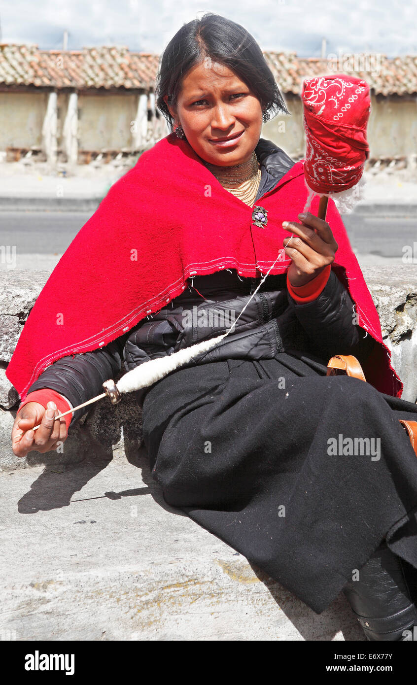 Jeune femme indienne Salasaca, avec la fusée, Salasaca, Tungurahua, Equateur Province Banque D'Images