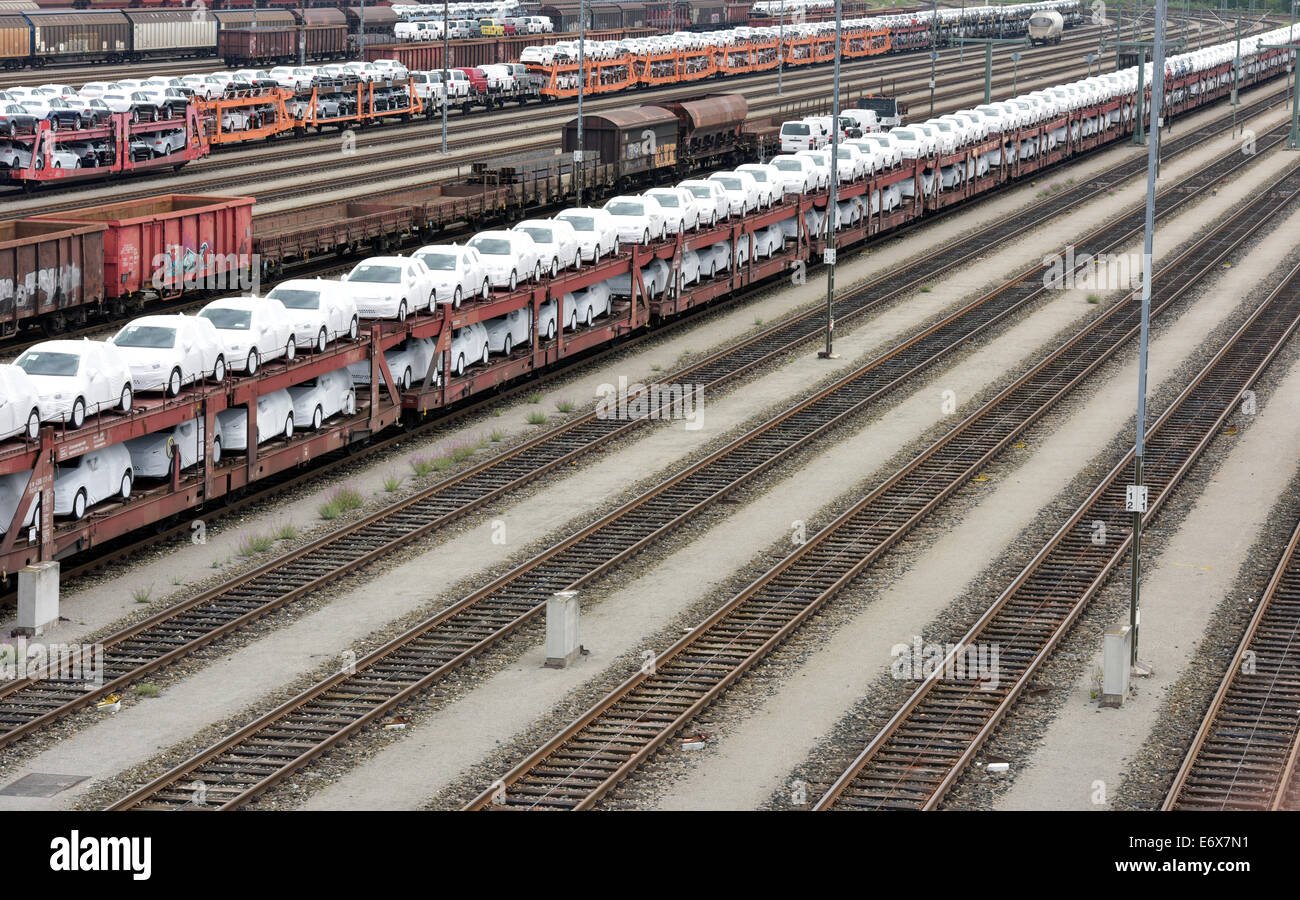 Munich, Allemagne. 06Th Nov, 2014. Les trains de marchandises de la Deutsche Bahn railway company se tiennent sur un chantier de shunt à Munich, Allemagne, 01 septembre 2014. À la suite d'une grève des pilotes de Lufthansa, former les plongeurs de la Deutsche Bahn sont également à faire la grève. L'union des conducteurs de trains allemands Gewerkschaft Deutscher Lokomotivführer (GDL) a annoncé un avertissement à l'échelle nationale à partir de lundi soir srtike 01 septembre 2014. Photo : Peter Kneffel/dpa/Alamy Live News Banque D'Images