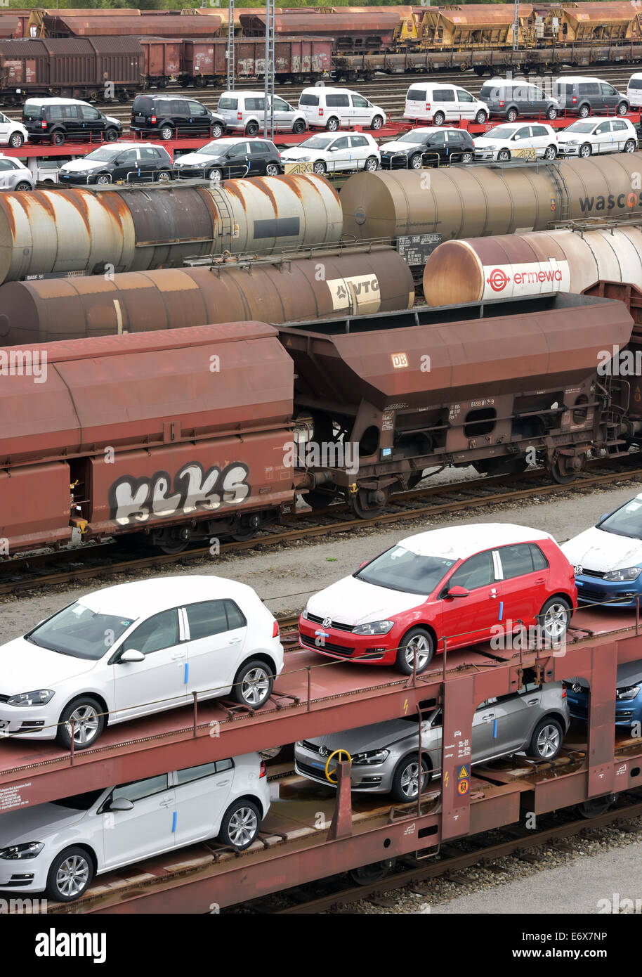 Munich, Allemagne. 06Th Nov, 2014. Les trains de marchandises de la Deutsche Bahn railway company se tiennent sur un chantier de shunt à Munich, Allemagne, 01 septembre 2014. À la suite d'une grève des pilotes de Lufthansa, former les plongeurs de la Deutsche Bahn sont également à faire la grève. L'union des conducteurs de trains allemands Gewerkschaft Deutscher Lokomotivführer (GDL) a annoncé un avertissement à l'échelle nationale à partir de lundi soir srtike 01 septembre 2014. Photo : Peter Kneffel/dpa/Alamy Live News Banque D'Images