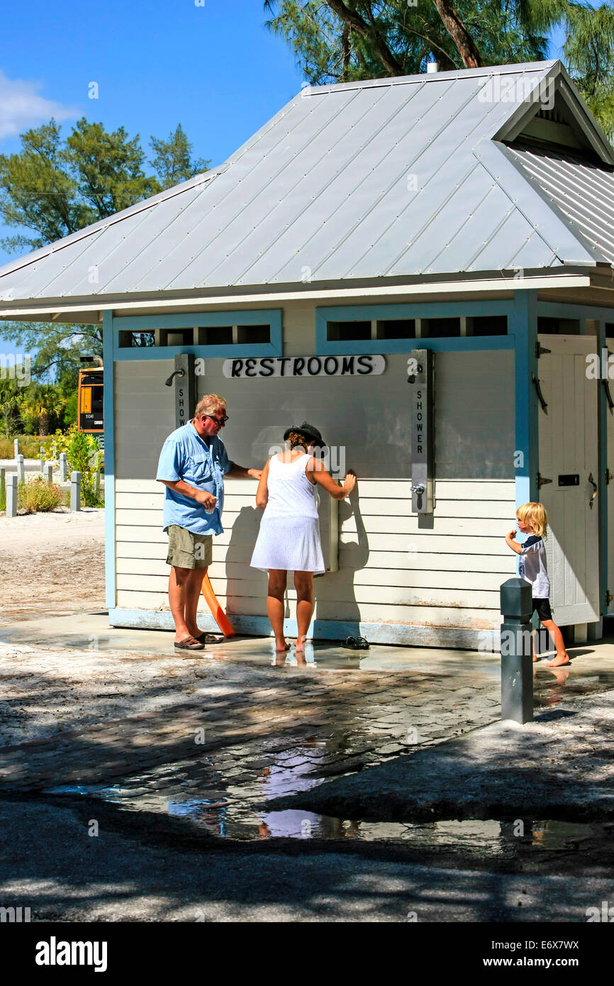 Les personnes bénéficiant du reste de la chambre à la plage de Coquina sur Anna Maria Island Fl Banque D'Images
