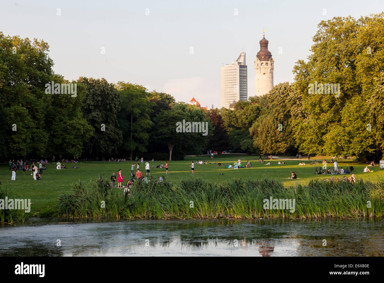 Vue sur Johannapark au nouvel Hôtel de Ville Tour et City-Hochhaus, Leipzig, Saxe, Allemagne Banque D'Images