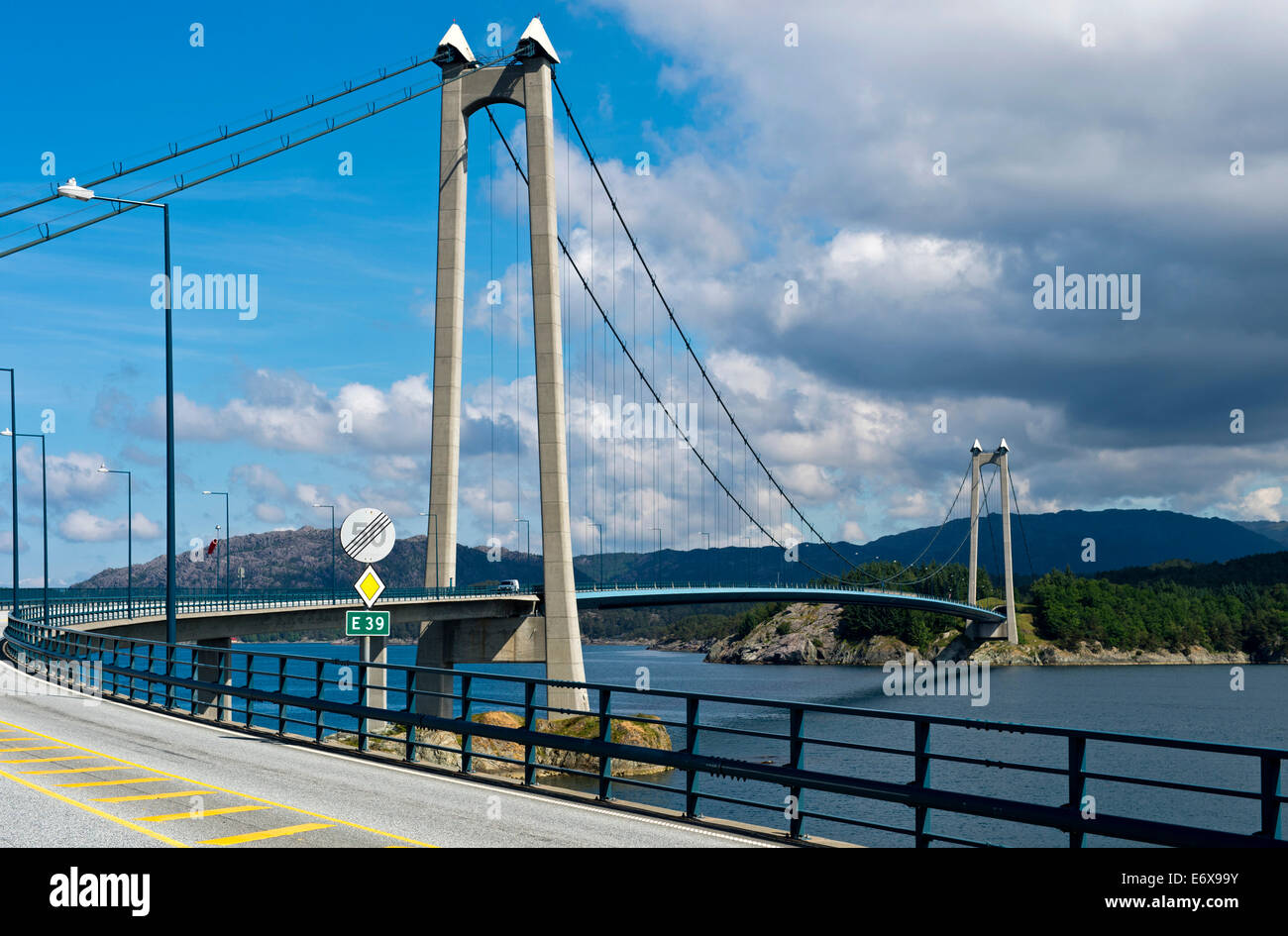 Route européenne E39 crossing Bridge ou Stordabrua Stord suspension bridge à travers le son d'Digernessundet road, lien entre Banque D'Images