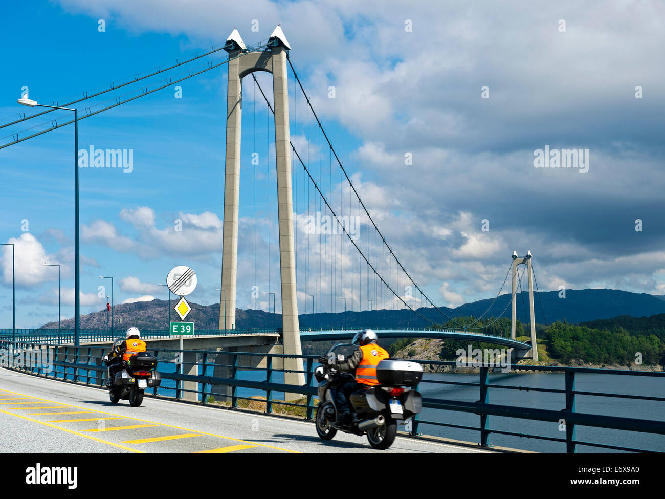 Motos sur la route européenne E39 Stordabrua à Stord pont ou pont suspendu sur le son d'Digernessundet, road Banque D'Images