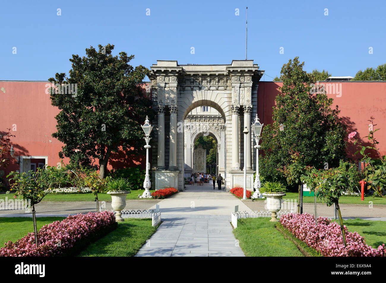 Hazine-i Hassa ou porte de la trésorerie, ou Palais de Dolmabahçe Sarayi Dolmabahçe, Beşiktaş, Istanbul, côté Européen Banque D'Images