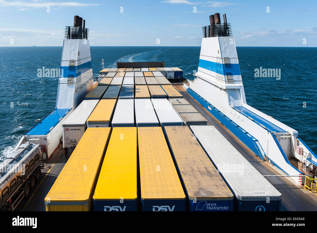 Ferry finlandais sur la mer Baltique, pont ouvert avec les conteneurs de camion, à l'extérieur de l'île de Gotland, Suède Banque D'Images