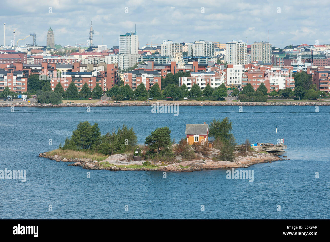 Petite île Katajanokanluoto avec un cottage en bois, toits de Helsinki à l'arrière, Helsinki, Finlande Banque D'Images